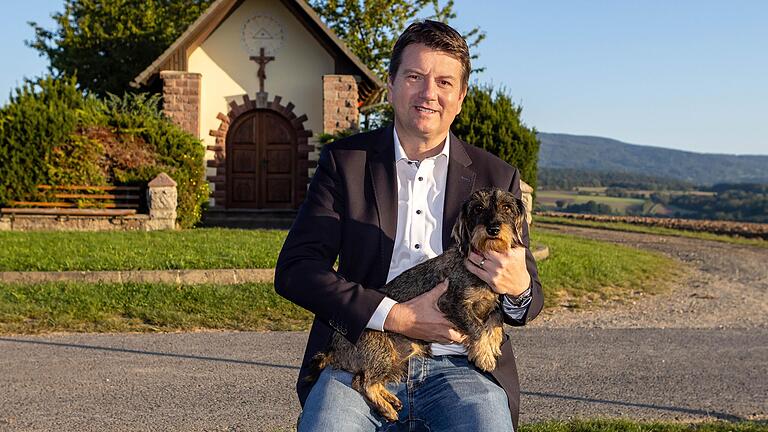 Sandro Kirchner an der Wendelinuskapelle von Stangenroth mit seiner Hündin Aida.