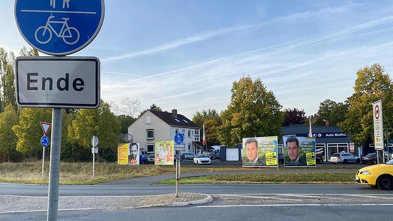 Sie grüßten über Wochen jeden Tag vom Straßenrand: Die riesigen Wahlplakate, wie hier am Ortsausgang von Kitzingen Richtung Mainbernheim, werden nun wieder verschwinden.