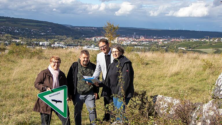 Bürgermeister Martin Heilig besucht zusammen mit Mitarbeiterinnen und Mitarbeitern der unteren Naturschutzbehörde die neuen Naturschutzgebietsflächen.