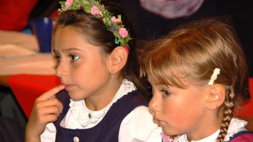 Volksmusiktag       -  Klingendes Castell: Rund 20 Musik- und Volkstanzgruppen aus ganz Unterfranken trafen sich am Sonntag beim 7. Unterfränkischen Volksmusikfest in Castell. Jung und Alt, viele in traditioneller oder erneuerter fränkischer Tracht  boten ein Spiegelbild fränkischer Kultur und Brauchtums. Auch wenn es zum Auftakt immer wieder in Strömen regnete und sich die Plätze, vor dem Rathaus, dem Tränkbrunnen und im Schlosspark nur langsam mit Besuchern füllte, wurde das Fest ein Erfolg. Den mit dem Sonnenschein am Nachmittag, kamen auch scharenweise die Gäste.