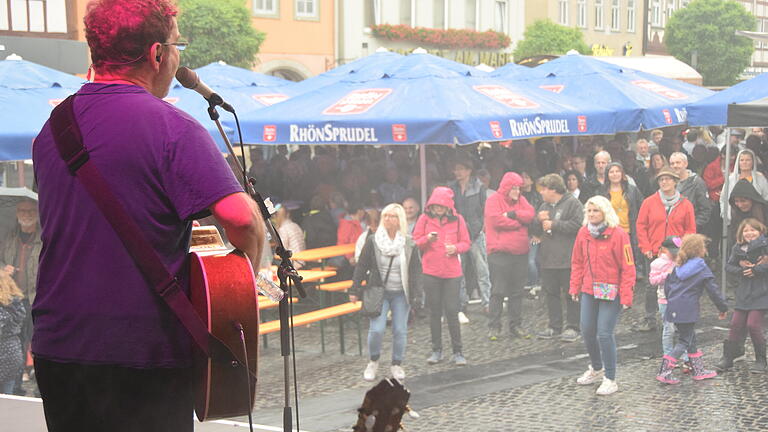 Einige Unerschrockene ließen sich auch vom Regen nicht davon abbringen, zu der Musik von den 'Bananafishbones' zu tanzen.