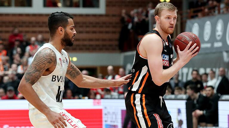 Mit ratiopharm Ulm gastierte Maximilian Ugrai, hier im Duell mit Devin Oliver im Februar 2019 in Würzburg. Die Schwaben besiegten s.Oliver Würzburg damals deutlich mit 99:77.