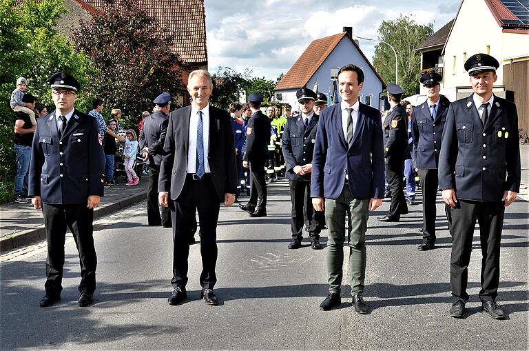 Sie führen den Festzug zur Einweihung des neuen Feuerwehrgerätehauses in Unterspiesheim an: (von links) der Vorsitzende des Feuerwehrvereins Unterspiesheim, Julian Kiesel, Bürgermeister Horst Herbert, Landrat Florian Töpper und der stellvertretende Kommandant Christian Pretscher.