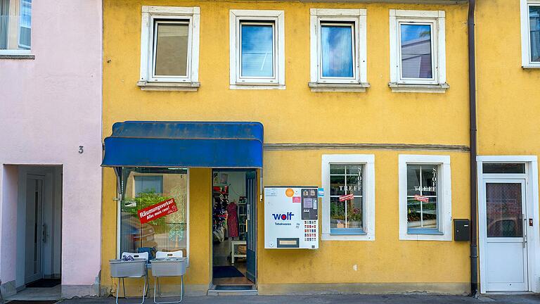 Unscheinbar hinter einer gelben Fassade: Der Stoff-Treff in Schweinfurt.