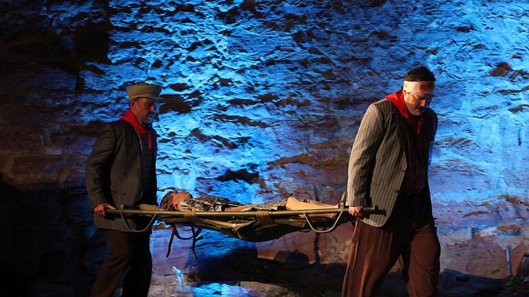 Es geht nicht mit Don Camillo, aber es geht auch nicht ohne. Nach seiner Strafversetzung, lassen sich seine 'Schäfchen' vielfältige Gründe einfallen, um ihn zurückzubekommen. Fotos: Günter Roth       -  Es geht nicht mit Don Camillo, aber es geht auch nicht ohne. Nach seiner Strafversetzung, lassen sich seine 'Schäfchen' vielfältige Gründe einfallen, um ihn zurückzubekommen. Fotos: Günter Roth