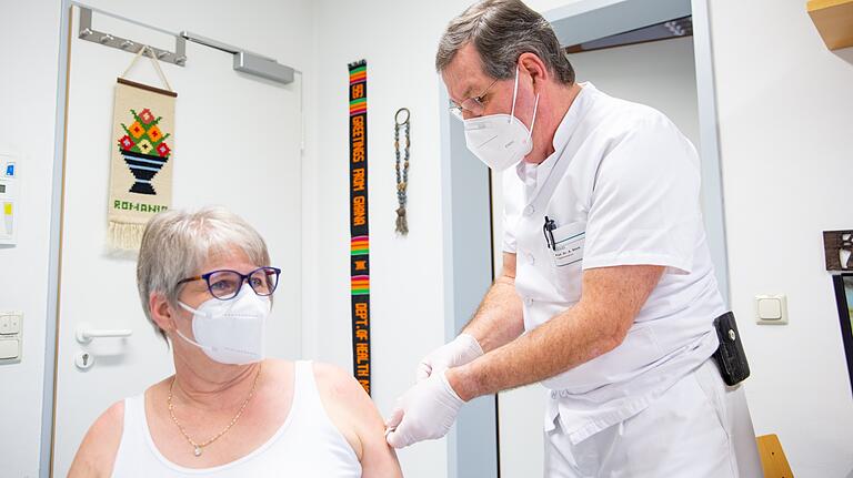 Hat in diesen Wochen alle Hände voll zu tun: August Stich bei der Corona-Impfung einer Klinik-Mitarbeiterin vor wenigen Tagen.&nbsp;