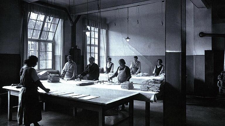 Wäsche wurde von der Patienten in der Plätterei der Heil- und Pflegeanstalt gebügelt. Das Bild ist aus dem Jahr 1912. Wäsche wurde von der Patienten in der Plätterei der Heil- und Pflegeanstalt gebügelt. Das Bild ist aus dem Jahr 1912.