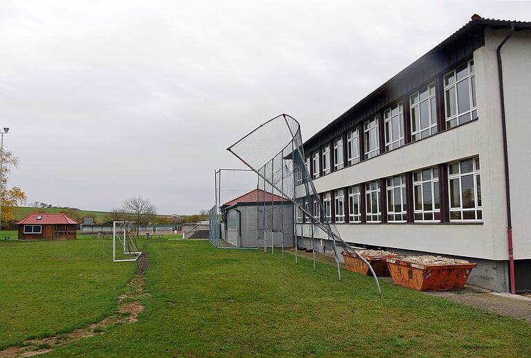 Im Außenbereich sind die baulichen Verhältnisse am künftigen Kindergarten in Opferbaum eng. Künftig wird der Platz vom Tor des Trainingsplatzes (links) bis hin zur künftigen Kinderkrippe für den Eingang und Spielbereich gebraucht. Die Entkernung zum Umbau der früheren Schule hat jetzt begonnen. Im Außenbereich sind die baulichen Verhältnisse am künftigen Kindergarten in Opferbaum eng. Künftig wird der Platz vom Tor des Trainingsplatzes (links) bis hin zur künftigen Kinderkrippe für den Eingang und Spielbereich gebraucht. Die Entkernung zum Umbau der früheren Schule hat jetzt begonnen.