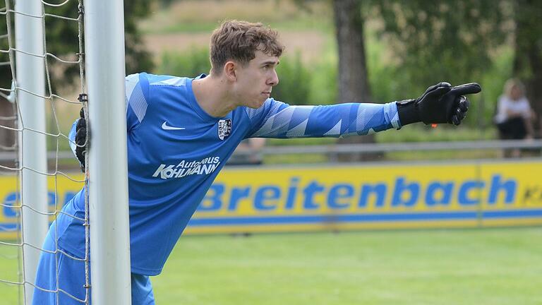 Linus Eiselein wird in den beiden Spielen des Osterwochenendes im Tor des TSV Karlburg stehen, nachdem Stammkeeper Marvin Fischer-Vallecilla wegen einer Kapselverletzung pausieren muss. Linus Eiselein wird in den beiden Spielen des Osterwochenendes im Tor des TSV Karlburg stehen, nachdem Stammkeeper Marvin Fischer-Vallecilla wegen einer Kapselverletzung pausieren muss.