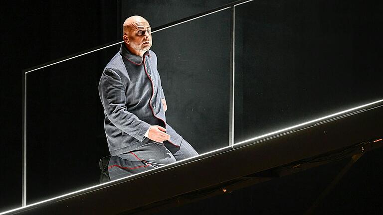 Wozzeck (Kosma Ranuer Kroon) zerbricht an der übersteigerten Wahrnehmung der Gemeinheiten seiner tumben Umgebung bei vollkommener eigener Machtlosigkeit. Wozzeck (Kosma Ranuer Kroon) zerbricht an der übersteigerten Wahrnehmung der Gemeinheiten seiner tumben Umgebung bei vollkommener eigener Machtlosigkeit.