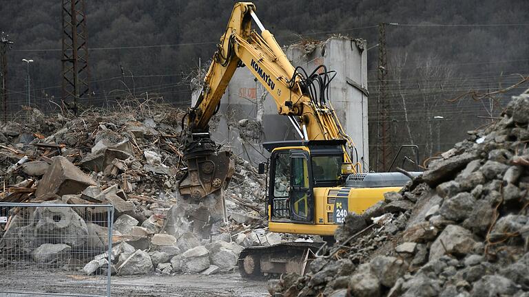 Ein Raupenbagger verschwand von einer Würzburger Baustelle und tauchte später in Schweinfurt wieder auf. Unser Bild dient als Symbolbild und zeigt nicht den gestohlenen Bagger. Ein Raupenbagger verschwand von einer Würzburger Baustelle und tauchte später in Schweinfurt wieder auf. Unser Bild dient als Symbolbild und zeigt nicht den gestohlenen Bagger. 