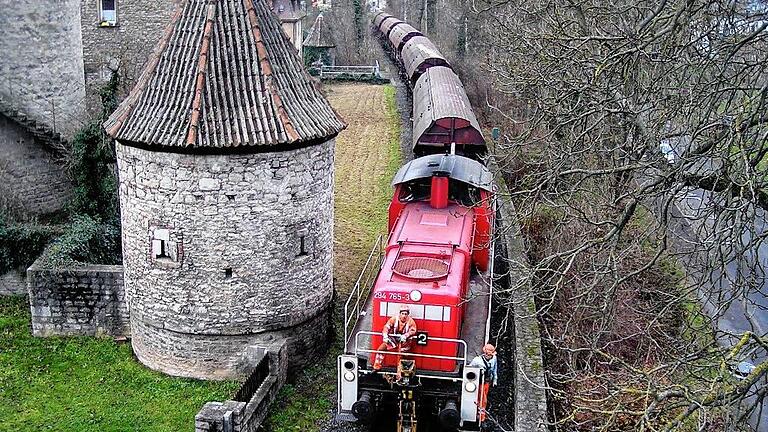 Lange Züge mit Wagen voll Getreide waren früher auf der Mainländebahn zu sehen. Doch seit fast fünf Jahren ruht der Betrieb im Abschnitt unterhalb der Neuen Mainbrücke. Diesen möchte die Stadt kaufen. Eine Promenade entlang der Stadtmauer bis zur Floßhafenstraße ist in Überlegung. Lange Züge mit Wagen voll Getreide waren früher auf der Mainländebahn zu sehen. Doch seit fast fünf Jahren ruht der Betrieb im Abschnitt unterhalb der Neuen Mainbrücke. Diesen möchte die Stadt kaufen. Eine Promenade entlang der Stadtmauer bis zur Floßhafenstraße ist in Überlegung.