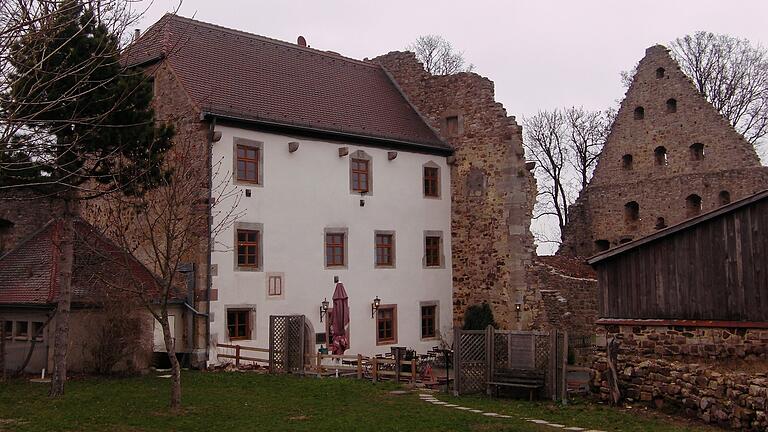Dringend sind auf der Lichtenburg Investitionen im Bereich der Gaststätte (links im Bild) nötig. Zudem darf der Rittersaal aufgrund der hohen Brandschutzauflagen derzeit nicht mehr genutzt werden, was die Wirtsleute und den Verein erheblich einschränkt. Dringend sind auf der Lichtenburg Investitionen im Bereich der Gaststätte (links im Bild) nötig. Zudem darf der Rittersaal aufgrund der hohen Brandschutzauflagen derzeit nicht mehr genutzt werden, was die Wirtsleute und den Verein erheblich einschränkt.