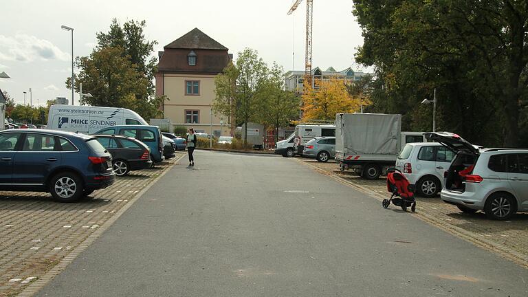 Dieser Parkplatz am ehemaligen Krankenhaus Karlstadt sollte zunächst nur 'unterkellert' werden. Jetzt wird dort ein Parkdeck entstehen. Dieser Parkplatz am ehemaligen Krankenhaus Karlstadt sollte zunächst nur 'unterkellert' werden. Jetzt wird dort ein Parkdeck entstehen. 