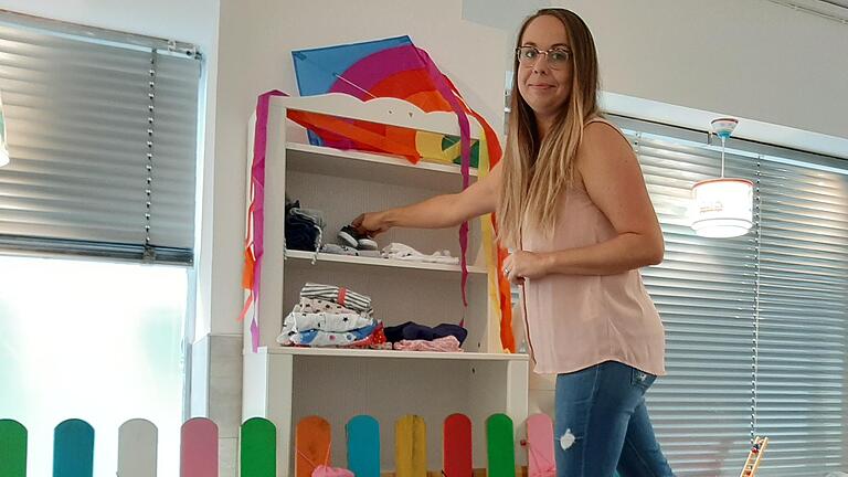 Sandra Dill räumt die ersten eingetroffenen Babykleider in das Regal ihres Second-Hand-Landes 'Kinder(t)räumchen' ein, das im Oktober in Marktheidenfeld an der Ecke Obertorstraße/Petzoltstraße eröffnet. Sandra Dill räumt die ersten eingetroffenen Babykleider in das Regal ihres Second-Hand-Landes 'Kinder(t)räumchen' ein, das im Oktober in Marktheidenfeld an der Ecke Obertorstraße/Petzoltstraße eröffnet.