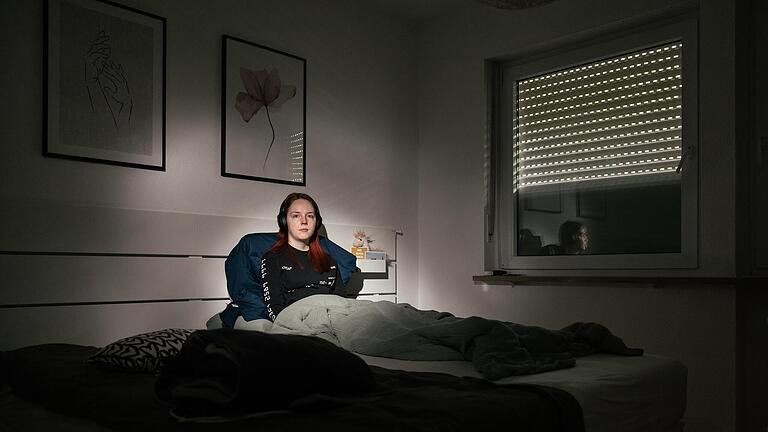 Klara H. sitzt mit Lärmschutz-Kopfhörern in ihrem Bett. Die ehemalige Krankenschwester aus Würzburg kann die Wohnung nur im wenigen Fällen verlassen und dann nur mit dem Rollstuhl. Klara H. sitzt mit Lärmschutz-Kopfhörern in ihrem Bett. Die ehemalige Krankenschwester aus Würzburg kann die Wohnung nur im wenigen Fällen verlassen und dann nur mit dem Rollstuhl.