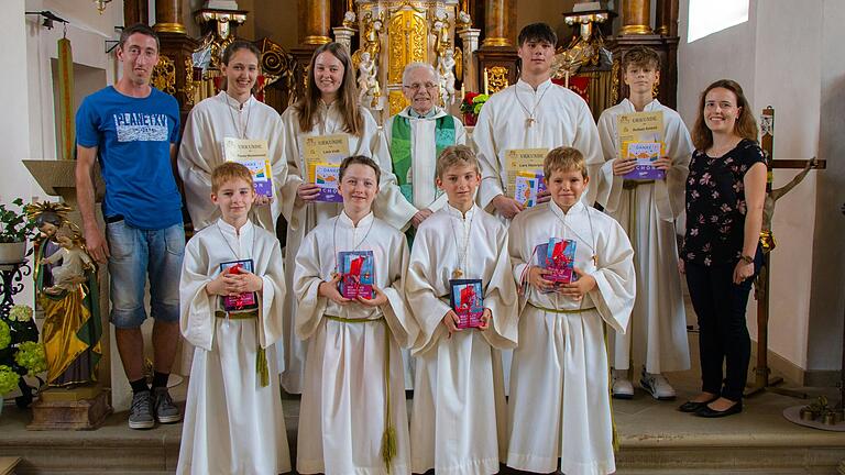 Aus langjährigem Ministrantendienst verabschieden sich (von links) Paula Weisenseel, Leni Volk, Lars Heinrichs und Raphael Ament. Im Namen der Pfarrgemeinde bedankte sich Ministrantenbeauftragter Klaus Scheder und Pastoralassistentin Franziska Reichert. Für den Ministrantendienst entschieden sich (von links) Jakob Kempf, Fabian Scheder Anton Kempf und Lukas Hasenkopf. Pfarrer in Rente Matthias Konrad gestaltete mit ihnen zusammen einen feierlichen Gottesdienst.