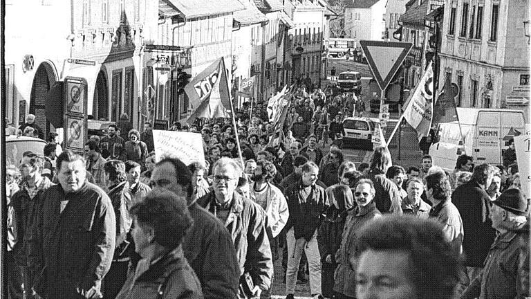 Das Archivbild zeigt die Geschlossenheit, mit der im März 1996 Beschäftigte des Zeiler Möbelwerks „Allmilmö“ sowie weitere Bürger auf dem Zeiler Marktplatz gegen die drohende Schließung des Möbelherstellers demonstriert haben. Rund 1000 Menschen nahmen daran teil. Kommt es womöglich schon bald zu ähnlichen Szenen? Das Archivbild zeigt die Geschlossenheit, mit der im März 1996 Beschäftigte des Zeiler Möbelwerks „Allmilmö“ sowie weitere Bürger auf dem Zeiler Marktplatz gegen die drohende Schließung des Möbelherstellers demonstriert haben. Rund 1000 Menschen nahmen daran teil. Kommt es womöglich schon bald zu ähnlichen Szenen?