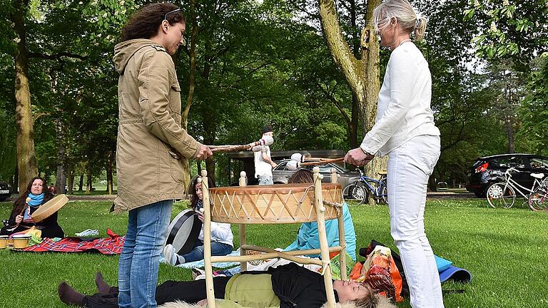 Ton-Wellness unter der Trommel. Die sanften Basstöne tragen zur Entspannung bei