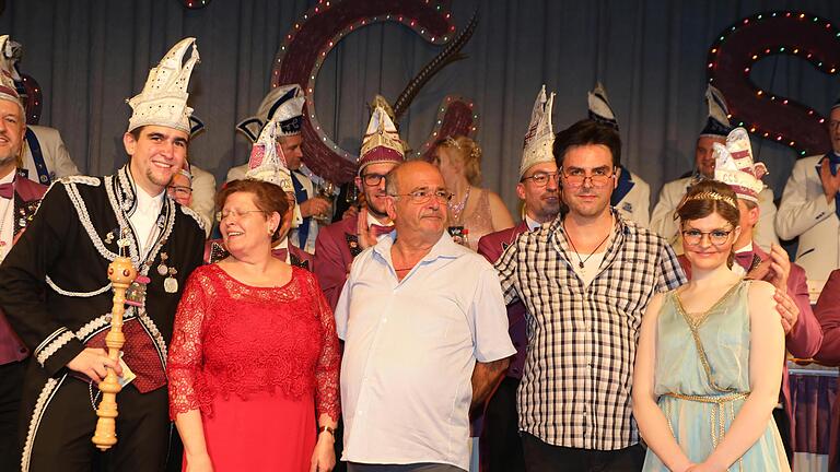 Die erste Prunksitzung des Carnevalsclub Stetten stand mit 'Akropolis Adieu' im Zeichen des Abschieds des Wirte-Ehepaares der Werntalklause.