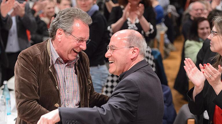 Gregor Gysi als Bundestagsabgeordneter der Linkspartei und Vorsitzender der Europäischen Linken zusammen mit seinem Schweinfurter Parteikollegen Klaus Ernst im März 2017 beim politischen Starkbieranstich der Linken in Würzburg. Gregor Gysi als Bundestagsabgeordneter der Linkspartei und Vorsitzender der Europäischen Linken zusammen mit seinem Schweinfurter Parteikollegen Klaus Ernst im März 2017 beim politischen Starkbieranstich der Linken in Würzburg. 