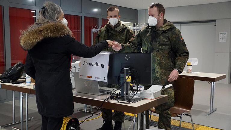 Die Hauptfeldwebel Falko Rödel (links) und Randy Rhodes bei der Registrierung einer Besucherin in der Schnelltest-Stelle Bergtheim. Sie leisten Amtshilfe beim Vollzug des Covid-19-Infektionsschutzgetzes. Die Hauptfeldwebel Falko Rödel (links) und Randy Rhodes bei der Registrierung einer Besucherin in der Schnelltest-Stelle Bergtheim. Sie leisten Amtshilfe beim Vollzug des Covid-19-Infektionsschutzgetzes.