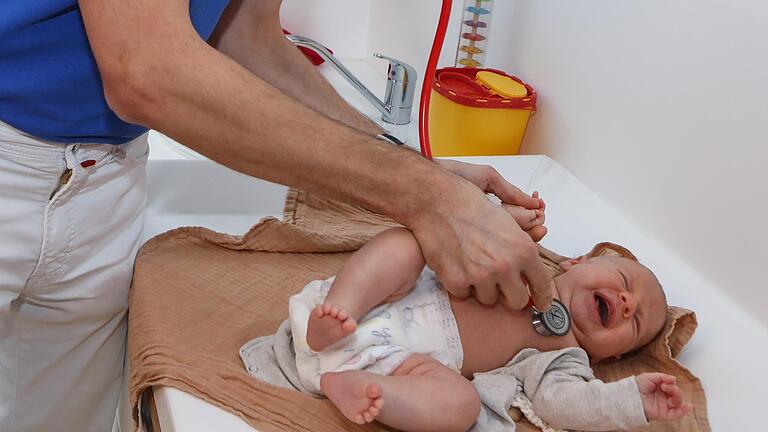 Seit einem Jahr ist ein kinderärztlicher Kassensitz in Bad Kissingen verwaist. Ab Juli ist etwas Entlastung für Ärzte und Familien in Sicht. - Seit einem Jahr ist ein kinderärztlicher Kassensitz in Bad Kissingen verwaist. Ab Juli ist etwas Entlastung für Ärzte und Familien in Sicht. Seit einem Jahr ist ein kinderärztlicher Kassensitz in Bad Kissingen verwaist. Ab Juli ist etwas Entlastung für Ärzte und Familien in Sicht. - Seit einem Jahr ist ein kinderärztlicher Kassensitz in Bad Kissingen verwaist. Ab Juli ist etwas Entlastung für Ärzte und Familien in Sicht.