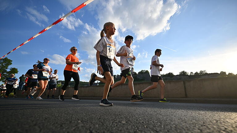 Firmenlauf WUE2RUN       -  Um die 1500 Läuferinnen und Läufer nehmen am Donnerstag (13.06.24) am sogenannten WUE2RUN Firmenlauf in Würzburg teil. Bei Abendsonne und milden Temperaturen passieren die Teilnehmer gegen 20 Uhr den Oberen Mainkai.