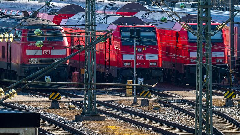 Regionalbahn Loks am Hauptbahnhof - Ein Kabelbrand hat erhebliche Störungen im Bahnverkehr ausgelöst. (Symbolbild) Regionalbahn Loks am Hauptbahnhof - Ein Kabelbrand hat erhebliche Störungen im Bahnverkehr ausgelöst. (Symbolbild)