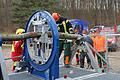 Der Feuerwehrmann durchtrennt einen Stamm, der im Spannungssimulator sitzt.       -  Der Feuerwehrmann durchtrennt einen Stamm, der im Spannungssimulator sitzt.