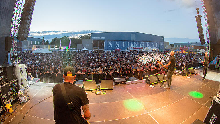Zur dritten Auflage des 'Mission Ready'-Festivals in Giebelstadt kamen etwa 5000 Menschen, um bei gutem Wetter ausgelassen zu feiern. Im Bild: die Band „Millencolin“ aus Schweden.