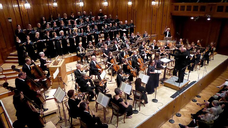 Toller Ausklang; die Bremer Kammerphilharmonie und der Chor des Bayerischen Rundfunks. Foto: Gerhild Ahnert - Toller Ausklang; die Bremer Kammerphilharmonie und der Chor des Bayerischen Rundfunks. Foto: Gerhild Ahnert Toller Ausklang; die Bremer Kammerphilharmonie und der Chor des Bayerischen Rundfunks. Foto: Gerhild Ahnert - Toller Ausklang; die Bremer Kammerphilharmonie und der Chor des Bayerischen Rundfunks. Foto: Gerhild Ahnert