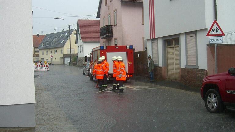 Die Feuerwehren in Unterfranken hatten am Wochenende bei Unwetter mit starken Regenfällen jede Menge zu tun: Hier ein Einsatz am Sonntag im Karlstadter Stadtteil Laudenbach.