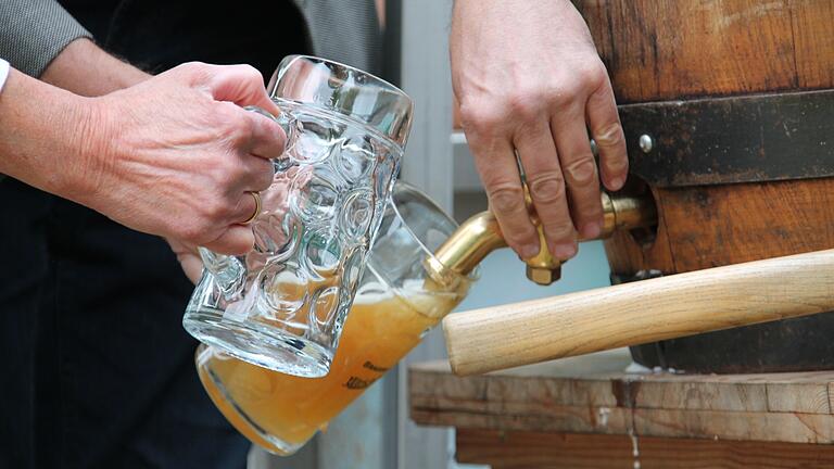 Ein Bild aus vergangenen Tagen: Die Corona-Pandemie hat den Umsatz beim Fassbier einbrechen lassen. Die Brauereien schlagen jetzt Alarm. Ein Bild aus vergangenen Tagen: Die Corona-Pandemie hat den Umsatz beim Fassbier einbrechen lassen. Die Brauereien schlagen jetzt Alarm. 