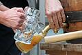 Ein Bild aus vergangenen Tagen: Die Corona-Pandemie hat den Umsatz beim Fassbier einbrechen lassen. Die Brauereien schlagen jetzt Alarm.&nbsp; &nbsp;