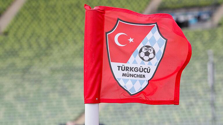 Künftig wird die Fahne von Türkgücü München weder wie hier im Olympiastadion, noch an der Grünwalder Straße wehen: Der Drittligist und Konkurrent der Würzburger Kickers stellt den Spielbetrieb mit sofortiger Wirkung ein. Künftig wird die Fahne von Türkgücü München weder wie hier im Olympiastadion, noch an der Grünwalder Straße wehen: Der Drittligist und Konkurrent der Würzburger Kickers stellt den Spielbetrieb mit sofortiger Wirkung ein.