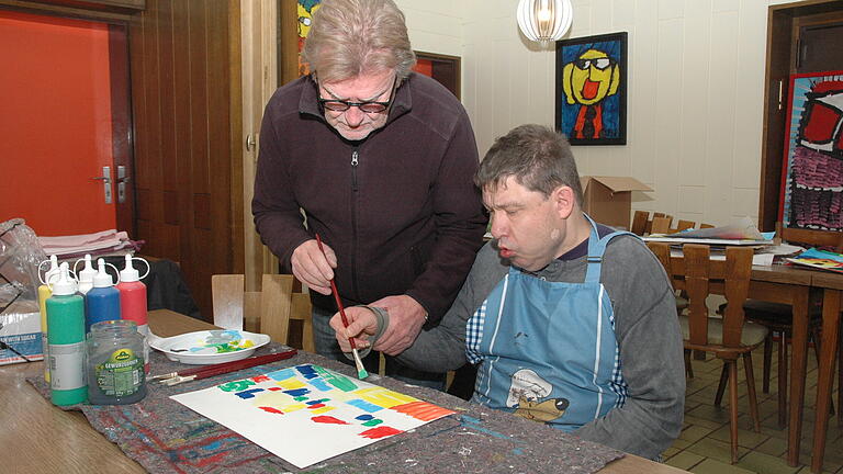 Gerald Schmitt mit seinem Assistenten, dem Künstler Hans Krakau Gerald Schmitt mit seinem Assistenten, dem Künstler Hans Krakau