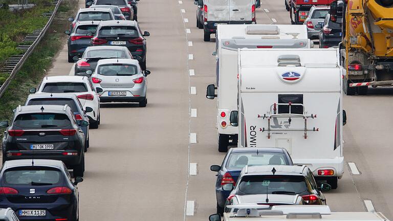 Stau       -  Autos stehen im Stau.