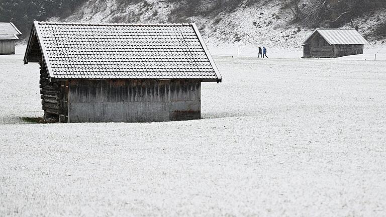 Leichter Schneefall in den Bergen.jpeg       -  In dieser Woche soll es in Bayern wieder schneien.