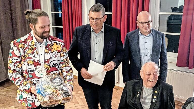 Emotional war die Ehrung von Hans Petsch (vorne rechts), der mit 60 Jahren Mitgliedschaft zu den Urgesteinen der CSU zählt. Es gratulierten (von links) Schatzmeister Bastian Kopatzki, Ortsvorsitzender Thorsten Harnus und Bürgermeister Michael Kas...       -  Emotional war die Ehrung von Hans Petsch (vorne rechts), der mit 60 Jahren Mitgliedschaft zu den Urgesteinen der CSU zählt. Es gratulierten (von links) Schatzmeister Bastian Kopatzki, Ortsvorsitzender Thorsten Harnus und Bürgermeister Michael Kastl.