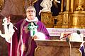 Pfarrer Thomas Amrehn zeigt während des Streaming-Gottesdienstes eine Figur des Propheten Elija und den Anker als Zeichen der Hoffnung. Die Kommunionkinder hatten die Geschichte des Elija, der sich im Vertrauen auf Gott von seiner Heimat entfernt vorgetragen.