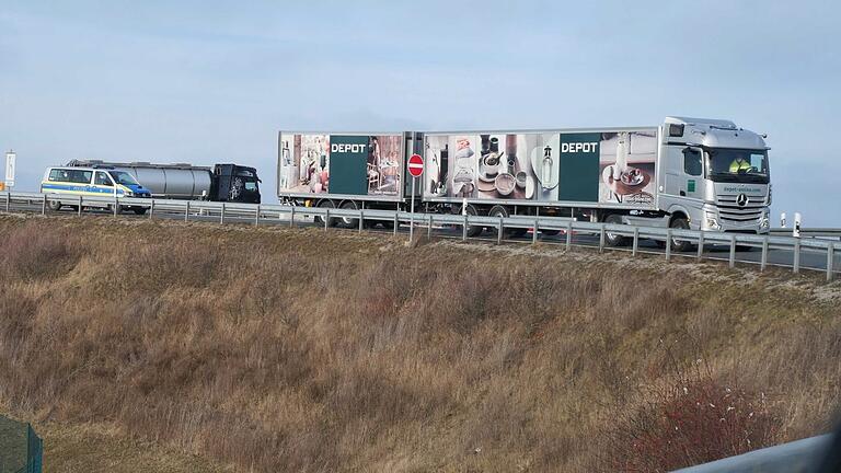 Mit 25 Metern überragt der Lang-Lkw herkömmliche Lastwagen um rund sieben Meter. Zwei Fahrten des langen Gespanns können drei Fahrten „normaler“ Lkw ersetzen. Da das Gesamtgewicht jedoch auf 40 Tonnen beschränkt ist, ergibt sich dadurch keine Mehrbelastung der Straßenbeläge. Bei einer Testfahrt überzeugten sich Polizei und Landratsamt von Nutzungsweise und Fahrverhalten.