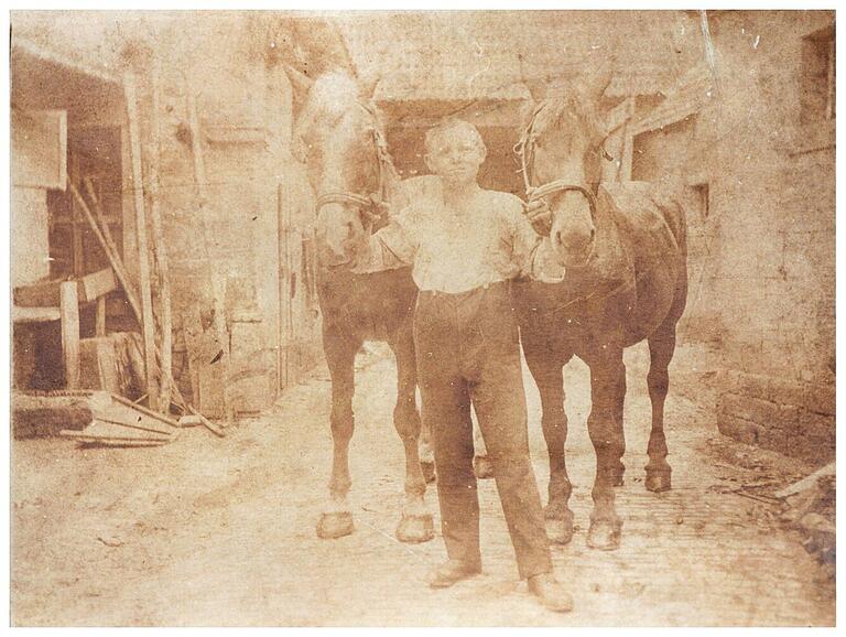 Konrad Endres mit den Postpferden im Hof von Vater Michael Endres, Haus Nummer 85 in Geldersheim.