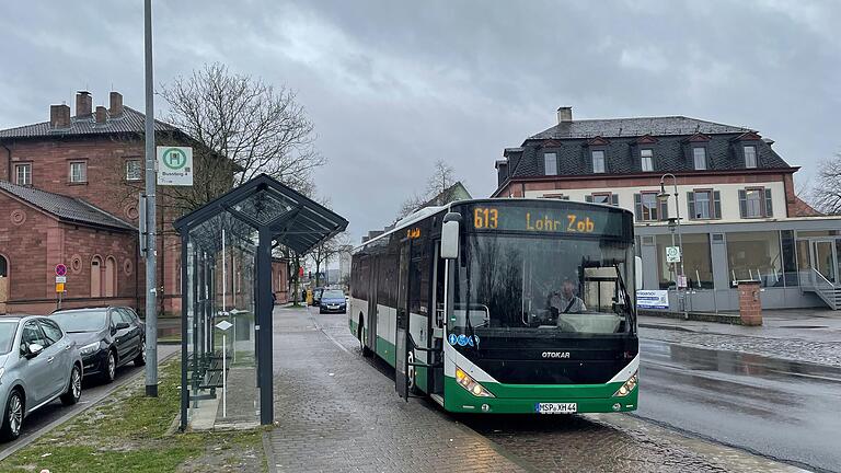 Die Busse der neuen Linie 613 kommen aus Würzburg und fahren nach einem Halt in Karlstadt weiter zum Busbahnhof (ZOB) in Lohr. In Steinfeld hält die Linie nur einmal. Die Busse der neuen Linie 613 kommen aus Würzburg und fahren nach einem Halt in Karlstadt weiter zum Busbahnhof (ZOB) in Lohr. In Steinfeld hält die Linie nur einmal.