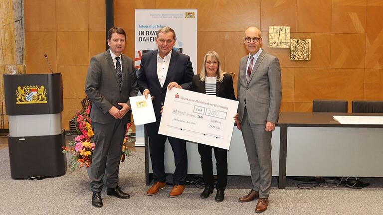 Der zweite Preis ging an das Projekt 'Helferkreis von Arnstein'. Im Bild (von links): Staatssekretär Sandro Kirchner, 1. Bürgermeister der Stadt Arnstein Franz-Josef Sauer, Cornelia Fuchs und Regierungsvizepräsident Jochen Lange. Der zweite Preis ging an das Projekt 'Helferkreis von Arnstein'. Im Bild (von links): Staatssekretär Sandro Kirchner, 1. Bürgermeister der Stadt Arnstein Franz-Josef Sauer, Cornelia Fuchs und Regierungsvizepräsident Jochen Lange.