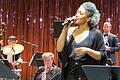 Jazzsängerin Fola Dada war einer der Stars bei der Weihnachtsgala 2024 in der Theaterfabrik Blaue Halle.