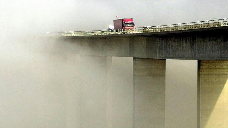Die A7-Mainbrücke bei Marktbreit ist marode und eines der schlechtesten Bauwerke in Deutschland – da kann ein bisschen Nebel nichts schaden, um sich das Drama nicht anschauen zu müssen. Die A7-Mainbrücke bei Marktbreit ist marode und eines der schlechtesten Bauwerke in Deutschland – da kann ein bisschen Nebel nichts schaden, um sich das Drama nicht anschauen zu müssen.