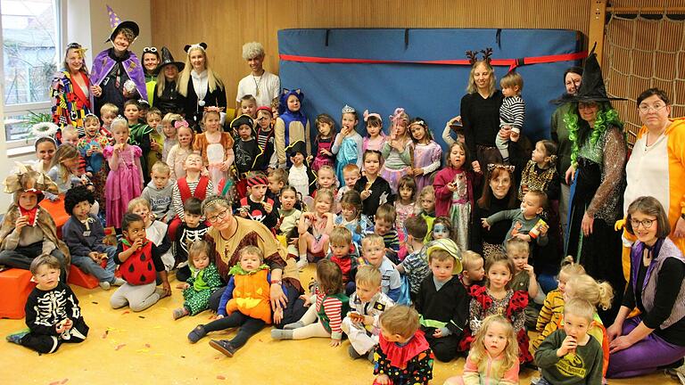 Kinder und Team Kindergarten St. Michael.