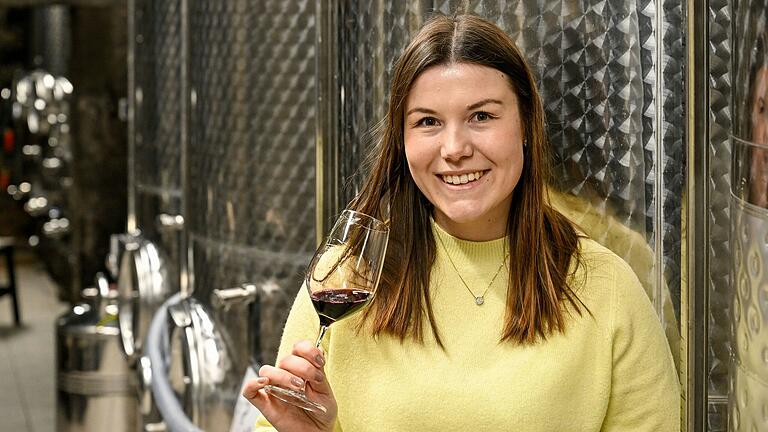 Mit 17 Jahren hat Carolin Meyer schon ihre erste Weinkreation gemacht. An Mut und Entschlossenheit mangelt es der jungen Frau nicht. Mit 17 Jahren hat Carolin Meyer schon ihre erste Weinkreation gemacht. An Mut und Entschlossenheit mangelt es der jungen Frau nicht.