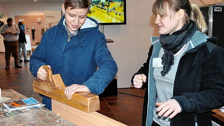 Handwerker gesucht: Bei den Schreinern konnten die Messebesucher ausprobieren, ob sie mit einem Hobel zurechtkommen.